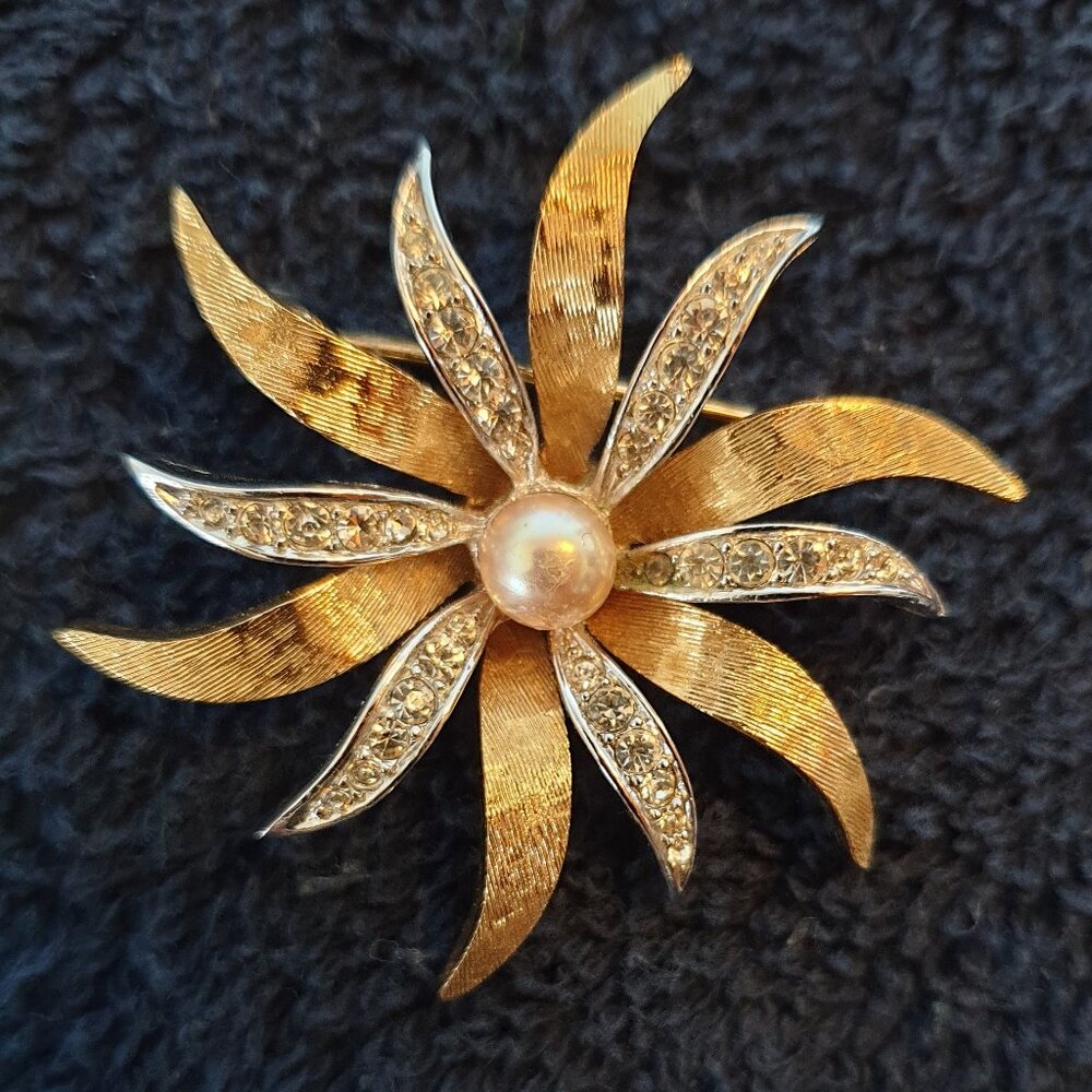 Mid Century Gold-Plated Cultured Pearl & White Crystal Daisy Flower Brooch